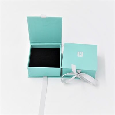 Crepackのボール紙の宝石類のギフト用の箱のエヴァ青いリング リボンが付いているペーパーEarrping吊り下げ式箱